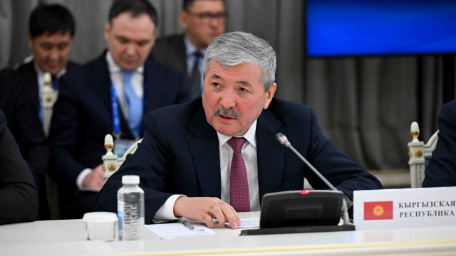 МинКаб башчысы Адылбек Касымалиев: Биздин алдыбызда стратегиялык милдет турат – заманбап өндүрүштүк чынжырларды түзүү, инновацияларды стимулдаштыруу жана технологиялык эгемендүүлүктү бекемдөө