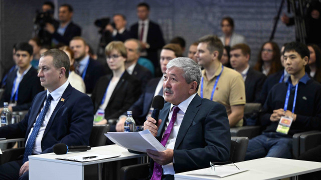 МинКаб башчысы Адылбек Касымалиев Москвада илим жана технологиялар жаатындагы кызматташтык боюнча эл аралык конференцияга катышты