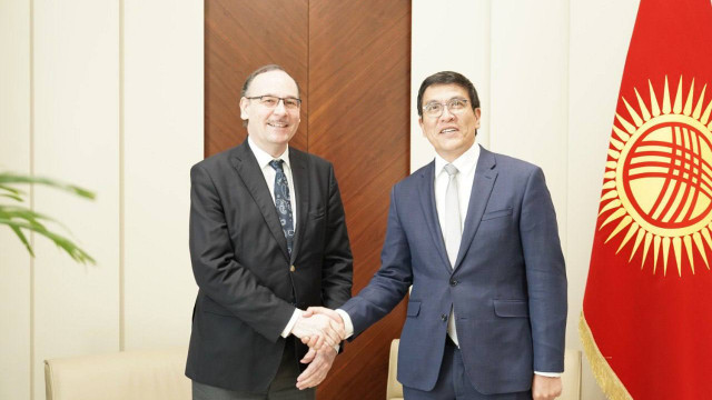 МинКаб Төрагасынын орун басары Эдил Байсалов ЕККУнун Бишкектеги Программалык кеңсесинин башчысы, элчи Фолькер Фробат менен жолугушту